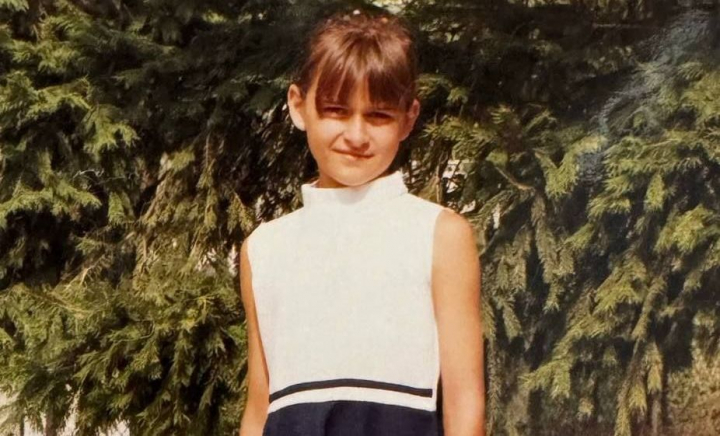 Peste ani, a ajuns pe micile ecrane! Fetița din imagine este una dintre prezentatoarele Pro TV Chișinău care și-a descoperit pasiunea pentru vorbitul în public încă din copilărie - FOTO Peste ani, a ajuns pe micile ecrane! Fetița din imagine este una dintre prezentatoarele Pro TV Chișinău care și-a descoperit pasiunea pentru vorbitul în public încă din copilărie - FOTO