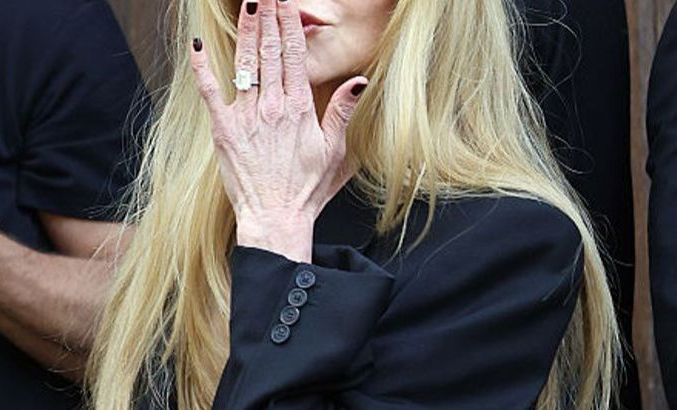 Mâinile sunt singurele care o trădează! Vedeta cu chip de porțelan și cu niciun rid pe față care nu poate ascunde chiar toate semnele vârstei sale - FOTO Mâinile sunt singurele care o trădează! Vedeta cu chip de porțelan și cu niciun rid pe față care nu poate ascunde chiar toate semnele vârstei sale - FOTO