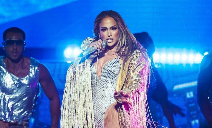 Ce a pățit Jennifer Lopez înainte să vină în România. Reacția ei când a văzut că e slab păzită și fanii ajung lângă ea
Ce a pățit Jennifer Lopez înainte să vină în România. Reacția ei când a văzut că e slab păzită și fanii ajung lângă ea