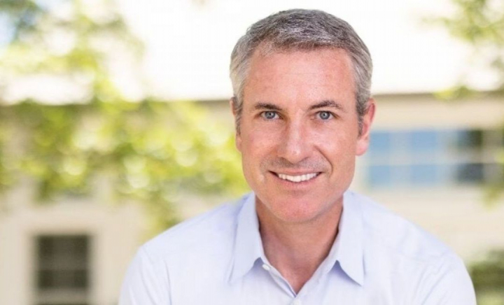 A apărut o nouă filmare cu CEO-ul prins cu amanta la concertul Coldplay. Cei doi se sărută când cred că nu-i vede nimeni