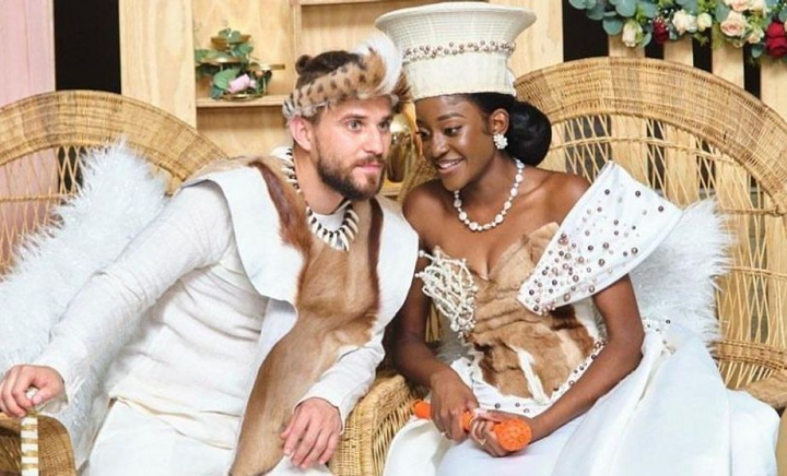 Cine este prințesa din Limpopo și alesul inimii sale, care au avut o nuntă cu 500 de invitați? S-au cunoscut pe o plajă din Thailanda și a fost dragoste la prima vedere
Cine este prințesa din Limpopo și alesul inimii sale, care au avut o nuntă cu 500 de invitați? S-au cunoscut pe o plajă din Thailanda și a fost dragoste la prima vedere