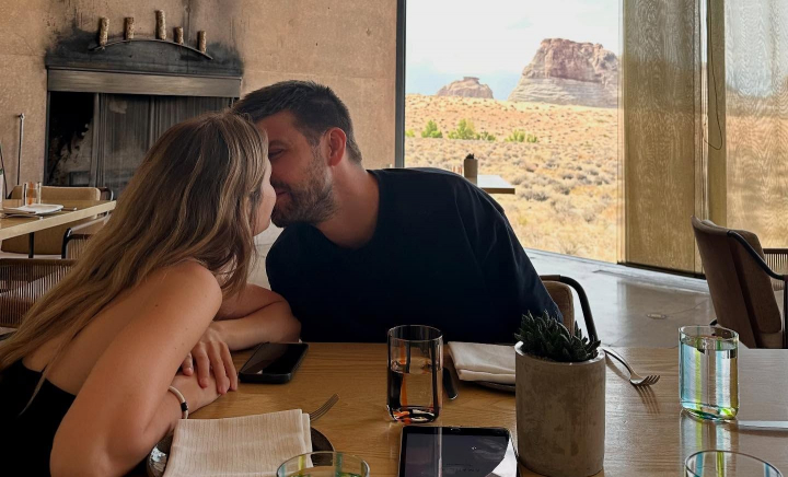 În timp ce lumea îi credea despărțiți, ei își continuau povestea de dragoste departe de ochii curioșilor. Află despre ce cuplu cunoscut este vorba - FOTO În timp ce lumea îi credea despărțiți, ei își continuau povestea de dragoste departe de ochii curioșilor. Află despre ce cuplu cunoscut este vorba - FOTO