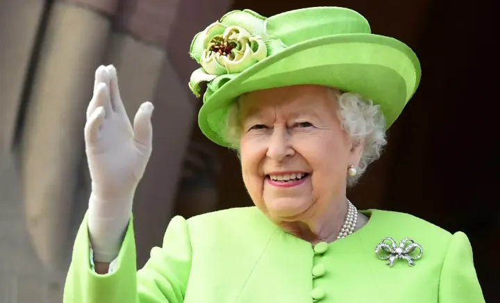 Motivul pentru care Regina Elisabeta își asorta ținuta cu pălăria: „Trebuie să fiu văzută ca să fiu crezută” Motivul pentru care Regina Elisabeta își asorta ținuta cu pălăria: „Trebuie să fiu văzută ca să fiu crezută”