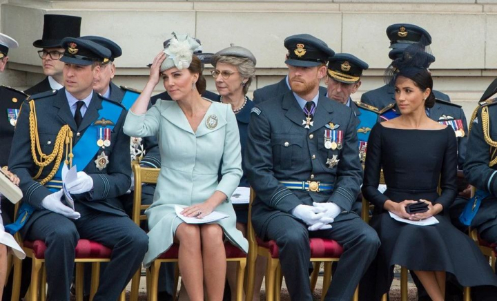 Momentul când Prințul William a devenit „scut uman” între Kate Middleton și Meghan Markle! Tensiunile regale, dezvăluite
Momentul când Prințul William a devenit „scut uman” între Kate Middleton și Meghan Markle! Tensiunile regale, dezvăluite