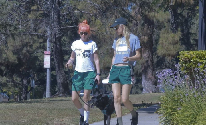 O recunoști? O celebră actriță și-a uimit fanii cu noul look! Paparazzii au surprins-o recent la o plimbare romantică cu soția ei - FOTO O recunoști? O celebră actriță și-a uimit fanii cu noul look! Paparazzii au surprins-o recent la o plimbare romantică cu soția ei - FOTO