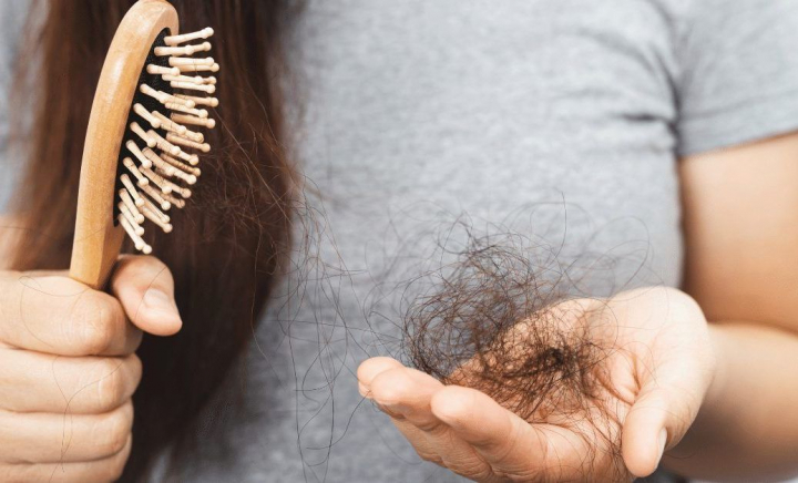 Căderea părului la femei după 30 de ani: cauze hormonale, stres și ce poți face Căderea părului la femei după 30 de ani: cauze hormonale, stres și ce poți face
