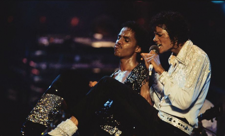 Suma uriașă cu care s-a vândut o șosetă purtată de Michael Jackson! „Regele Pop” ar fi aruncat-o în cabina sa, după un concert din anii ’90 - FOTO Suma uriașă cu care s-a vândut o șosetă purtată de Michael Jackson! „Regele Pop” ar fi aruncat-o în cabina sa, după un concert din anii ’90 - FOTO