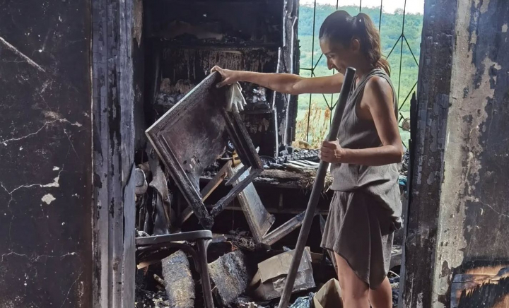 Cristina Milici - femeia căreia focul i-a luat totul, dar nu s-a lăsat bătută: „Dacă vorbim despre investițiile care s-au făcut, cred că în jur de 250 de mii de euro au ars, fără clădirea în sine” - VIDEO Cristina Milici - femeia căreia focul i-a luat totul, dar nu s-a lăsat bătută: „Dacă vorbim despre investițiile care s-au făcut, cred că în jur de 250 de mii de euro au ars, fără clădirea în sine” - VIDEO