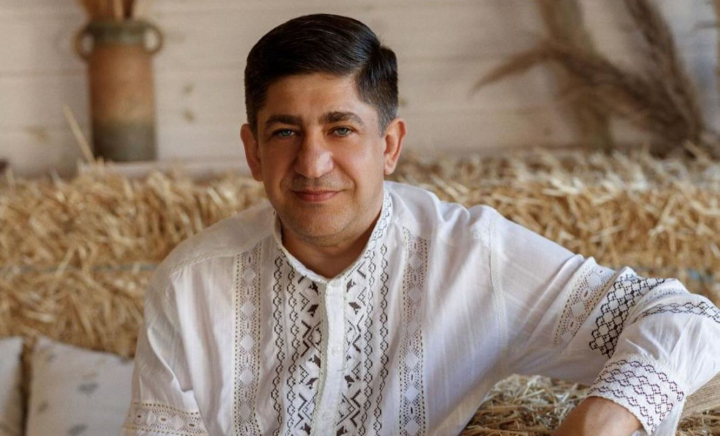 Perfect asortați! Corneliu și Angela Botgros, surprinși într-un parc din capitală - FOTO Perfect asortați! Corneliu și Angela Botgros, surprinși într-un parc din capitală - FOTO