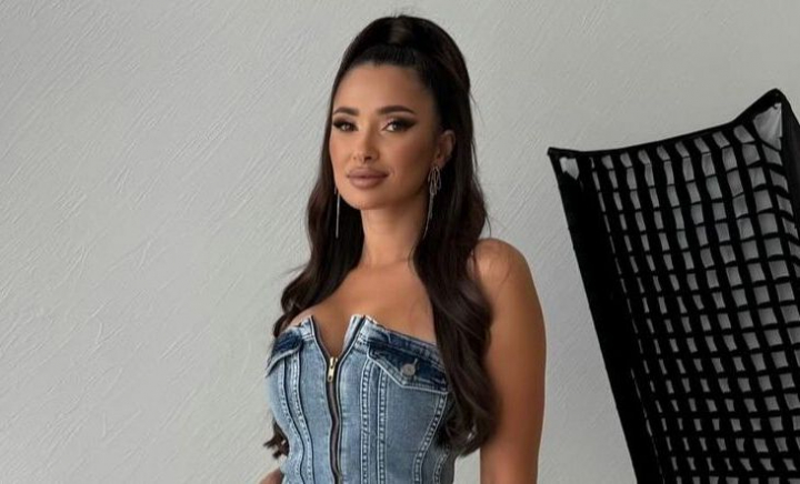 Ai trăit să o vezi și pe asta! Iulia Deliu a spart un ou de struț în plină zi de muncă: „Mirosul m-a însoțit o vreme bună după experiment” - VIDEO Ai trăit să o vezi și pe asta! Iulia Deliu a spart un ou de struț în plină zi de muncă: „Mirosul m-a însoțit o vreme bună după experiment” - VIDEO