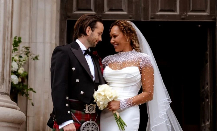 Mel B, mireasă pentru a doua oară, la mai puțin de o lună de la prima ceremonie. La 50 de ani, fosta Spice Girl a strălucit - FOTO Mel B, mireasă pentru a doua oară, la mai puțin de o lună de la prima ceremonie. La 50 de ani, fosta Spice Girl a strălucit - FOTO