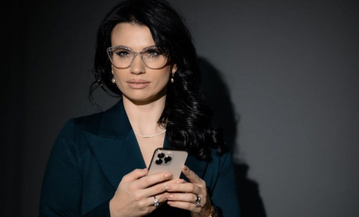 Diana Ballerini se mărită? Femeia de afaceri, surprinsă cu un inel de logodnă în vacanța sa din Italia - VIDEO Diana Ballerini se mărită? Femeia de afaceri, surprinsă cu un inel de logodnă în vacanța sa din Italia - VIDEO