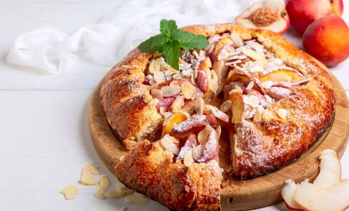 Tartă aromată cu piersici! Iată ce rețetă simplă, nutritivă și ușor de preparat ți-a pregătit nutriționista Carolina Costin - FOTO Tartă aromată cu piersici! Iată ce rețetă simplă, nutritivă și ușor de preparat ți-a pregătit nutriționista Carolina Costin - FOTO