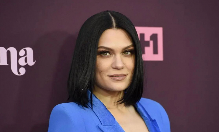 Jessie J spune că îi cade părul „îngrozitor” după mastectomie: „Încă simt destul de multă tensiune și durere”. În iunie a fost operată Jessie J spune că îi cade părul „îngrozitor” după mastectomie: „Încă simt destul de multă tensiune și durere”. În iunie a fost operată
