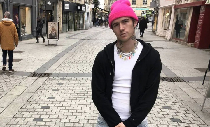 Sosia lui Justin Bieber, scandal într-un club din Los Angeles! A urcat pe scenă, a „cântat” și a făcut consumație de 10.00 de dolari! Cum arată și cine este individul Sosia lui Justin Bieber, scandal într-un club din Los Angeles! A urcat pe scenă, a „cântat” și a făcut consumație de 10.00 de dolari! Cum arată și cine este individul