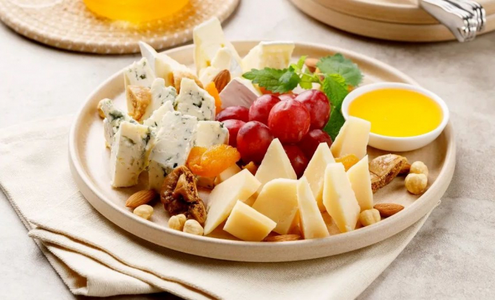 Cașcavalul poate crea dependență! Nutriționista Doina Brăilescu îți explică motivul - VIDEO Cașcavalul poate crea dependență! Nutriționista Doina Brăilescu îți explică motivul - VIDEO