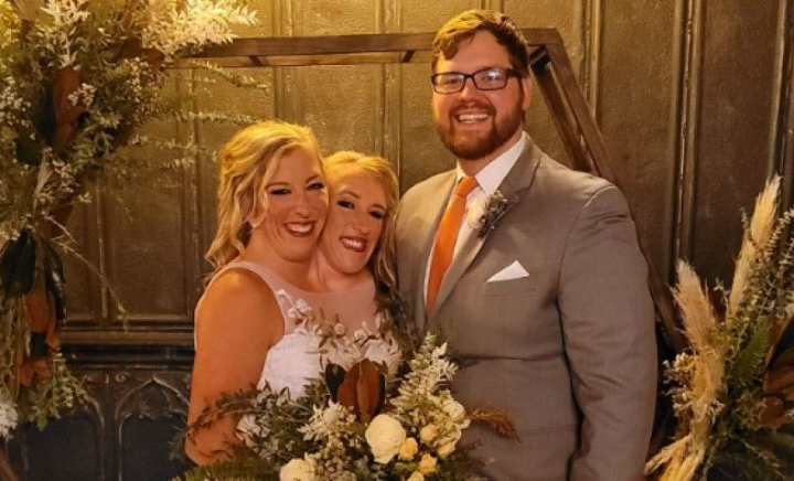 Abby și Brittany Hensel, gemenele siameze care au fascinat lumea, pozate cu un nou-născut. Acum un an s-a aflat că a existat și o nuntă - FOTO/VIDEO Abby și Brittany Hensel, gemenele siameze care au fascinat lumea, pozate cu un nou-născut. Acum un an s-a aflat că a existat și o nuntă - FOTO/VIDEO