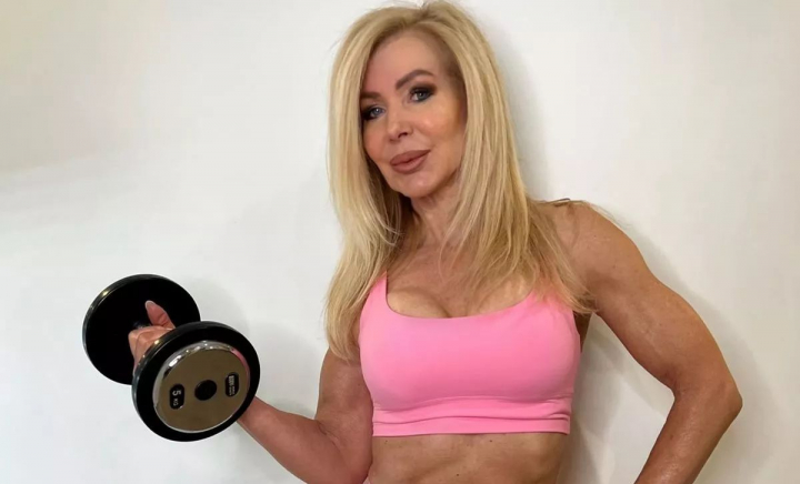 Ea e bunica de 65 de ani care e într-o formă de invidiat și face furori pe internet: „Prefer bărbații tineri” - FOTO Ea e bunica de 65 de ani care e într-o formă de invidiat și face furori pe internet: „Prefer bărbații tineri” - FOTO