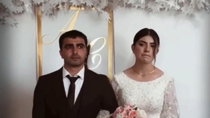 Părinții s-au supărat după ce internauții i-au numit pe cei doi „cei mai triști miri din istorie”. „Mireasa mai are puțin și izbucnește în plâns” - VIDEO Părinții s-au supărat după ce internauții i-au numit pe cei doi „cei mai triști miri din istorie”. „Mireasa mai are puțin și izbucnește în plâns” - VIDEO