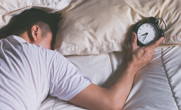 Bărbatul care nu a mai dormit timp de doi ani. Cazul rar care a uimit medicii: „Este un chin, nu pot merge drept, nu mai văd bine" Bărbatul care nu a mai dormit timp de doi ani. Cazul rar care a uimit medicii: „Este un chin, nu pot merge drept, nu mai văd bine"