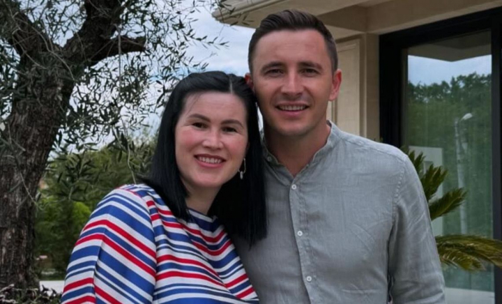 Lacrimi de fericire! Sora cea mare a lui Emilian Crețu - însărcinată pentru a treia oară! A făcut anunțul chiar de ziua ei: „Cel mai frumos cadou” - VIDEO
Lacrimi de fericire! Sora cea mare a lui Emilian Crețu - însărcinată pentru a treia oară! A făcut anunțul chiar de ziua ei: „Cel mai frumos cadou” - VIDEO