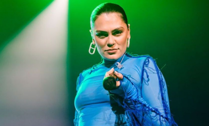 Jessie J amână concertele după ce a aflat că are nevoie de o a doua operație în lupta cu cancerul la sân. Mesajul emoționant al artistei: „Îmi pare atât de rău, mă simt frustrată și tristă” Jessie J amână concertele după ce a aflat că are nevoie de o a doua operație în lupta cu cancerul la sân. Mesajul emoționant al artistei: „Îmi pare atât de rău, mă simt frustrată și tristă”