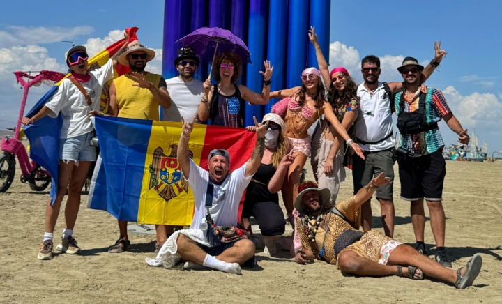 „Naiul Viitorului” a cucerit deșertul Black Rock din Nevada! Constantin Moscovici a purtat sufletul Moldovei la Burning Man, chiar de Ziua Limbii Române – VIDEO