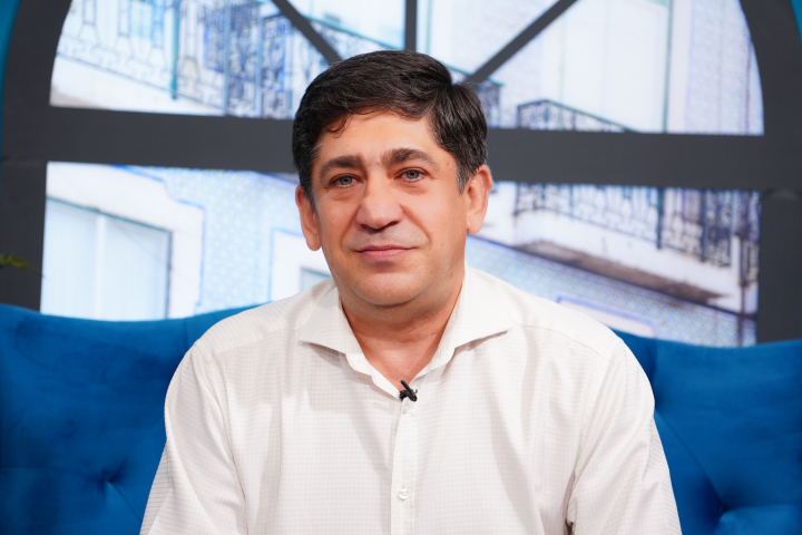 De ziua lui, l-a surpins cu prezența artistul preferat! Pe cine dintre colegi admiră cel mai mult Corneliu Botgros: „Pentru mine, a fost un gest de onoare, cinste” - VIDEO De ziua lui, l-a surpins cu prezența artistul preferat! Pe cine dintre colegi admiră cel mai mult Corneliu Botgros: „Pentru mine, a fost un gest de onoare, cinste” - VIDEO