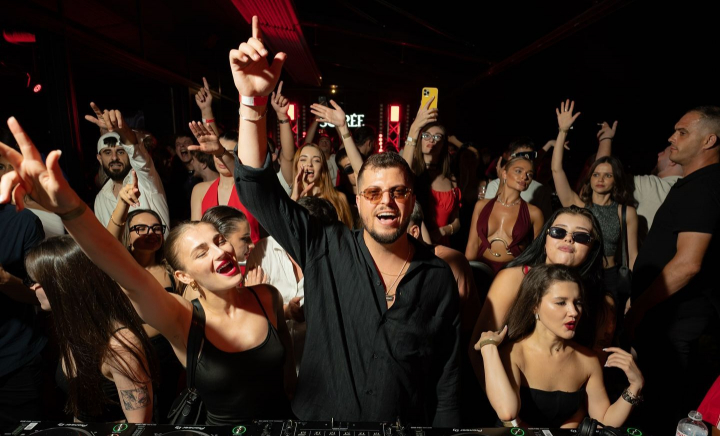Vara s-a încheiat în capitală cu o mega petrecere! Soirée a adus vibe-uri internaționale alături de un DJ celebru din Grecia: „Absolut extraordinar” - VIDEO Vara s-a încheiat în capitală cu o mega petrecere! Soirée a adus vibe-uri internaționale alături de un DJ celebru din Grecia: „Absolut extraordinar” - VIDEO