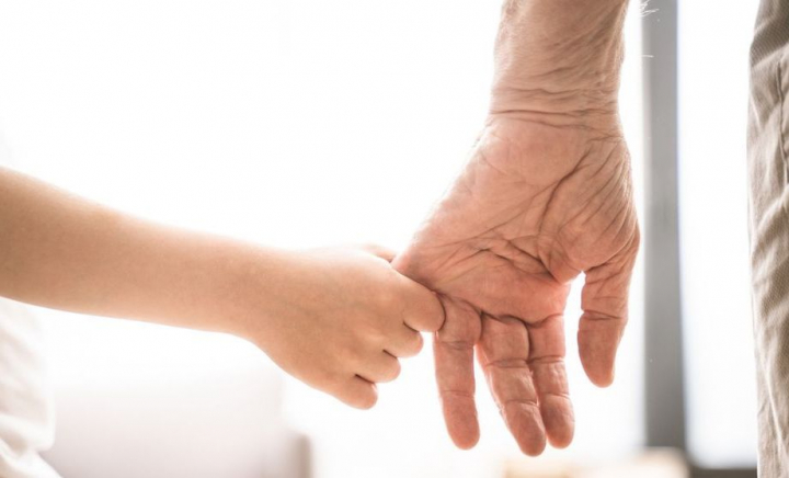 Un bunic a luat de la grădiniță copilul unei alte familii, în locul nepotului său. Vinovată ar fi educatoarea