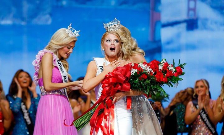 Momentul viral în care Miss America 2026 este încoronată a împărțit Internetul în două tabere: „A fost greu de privit” - FOTO