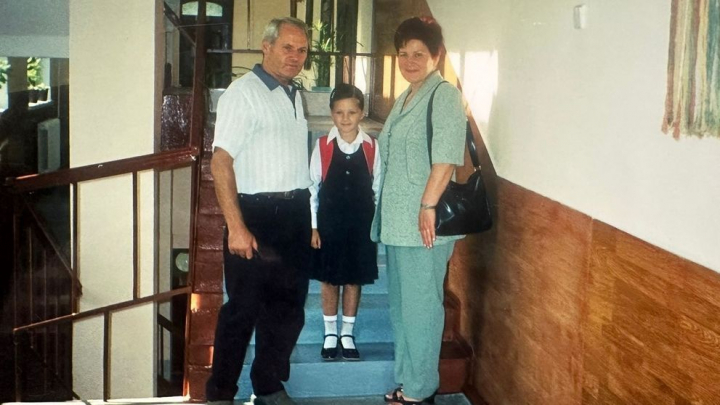 Recunoști fetița adorabilă din fotografie? Azi e una dintre cele mai frumoase și talentate cântărețe - FOTO