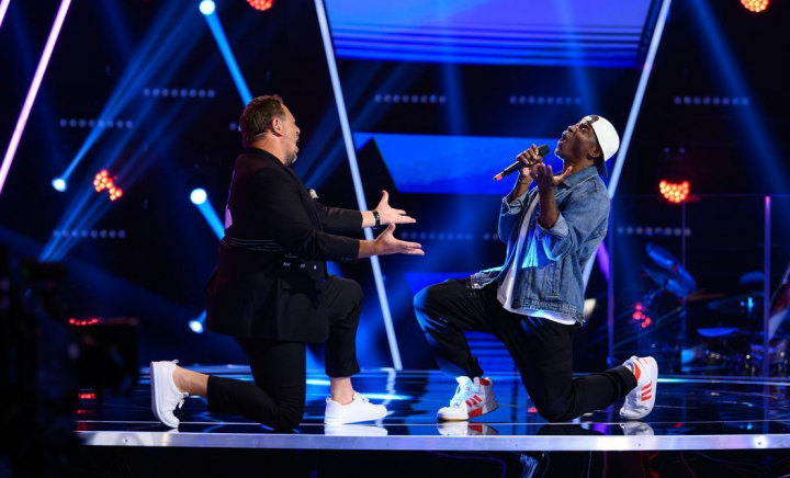 Premieră la Vocea României! Când l-a auzit cântând pe Edwin Enyesiobi, Horia Brenciu a sărit de pe scaun și s-a dus direct pe scenă. Theo Rose: „A uitat să apese butonul, a strigat de undeva: apasă tu” - VIDEO