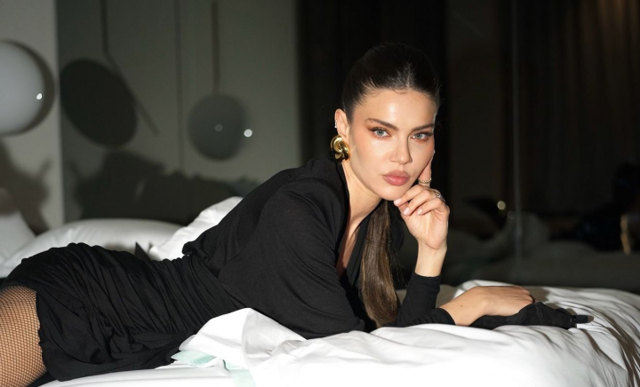 S-a cuplat cu soțul celei mai bune prietene, iar cadourile de lux nu încetează să apară. Bărbatul este darnic din cale-afară. După inelul de 500 de mii de euro, influencerița moldoveancă a fost surprinsă cu un Bentley de toată frumusețea - FOTO S-a cuplat cu soțul celei mai bune prietene, iar cadourile de lux nu încetează să apară. Bărbatul este darnic din cale-afară. După inelul de 500 de mii de euro, influencerița moldoveancă a fost surprinsă cu un Bentley de toată frumusețea - FOTO