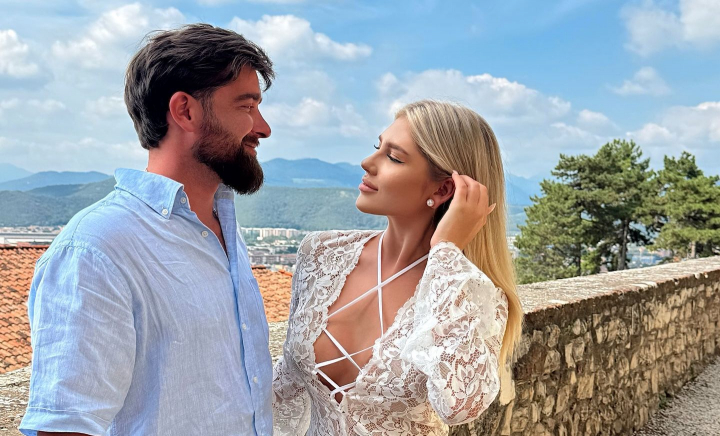 Vlada Boțan trăiește o poveste de dragoste ca în povești. Iată ce a mărturisit influencerița despre relația cu stomatologul Vladislav Crilic: „E generos, foarte generos” - VIDEO Vlada Boțan trăiește o poveste de dragoste ca în povești. Iată ce a mărturisit influencerița despre relația cu stomatologul Vladislav Crilic: „E generos, foarte generos” - VIDEO