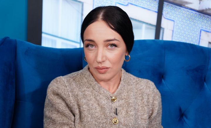 Pentru noul său rol, a fost nevoită să se deplaseze într-un scaun cu rotile! Daniela Burlaca: „Eu de felul meu sunt superstițioasă și cred în...” - VIDEO Pentru noul său rol, a fost nevoită să se deplaseze într-un scaun cu rotile! Daniela Burlaca: „Eu de felul meu sunt superstițioasă și cred în...” - VIDEO