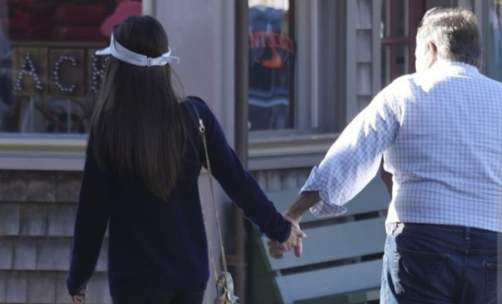 El are 73 de ani și ea 24, dar se iubesc nebunește! Ipostaza romantică în care a fost surprins de paparazzi milionarul celebru cu iubita lui tinerică - FOTO El are 73 de ani și ea 24, dar se iubesc nebunește! Ipostaza romantică în care a fost surprins de paparazzi milionarul celebru cu iubita lui tinerică - FOTO