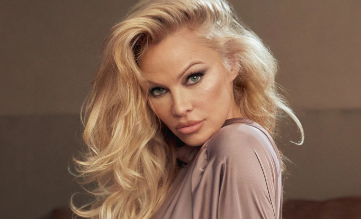Pamela Anderson, schimbare radicală de look. Actrița a fost de nerecunoscut tunsă scurt și vopsită roșcat: „Arată cu 10 ani mai tânără” - FOTO Pamela Anderson, schimbare radicală de look. Actrița a fost de nerecunoscut tunsă scurt și vopsită roșcat: „Arată cu 10 ani mai tânără” - FOTO