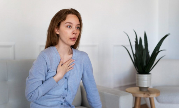 Ai simțit vreodată că nu îți ajunge aer și că ai un nod în gât? Probabil a fost un atac de panică! Psihologul Cezara Dilevschi știe de unde provine el, dar și cum poți să îl gestionezi mai ușor - VIDEO Ai simțit vreodată că nu îți ajunge aer și că ai un nod în gât? Probabil a fost un atac de panică! Psihologul Cezara Dilevschi știe de unde provine el, dar și cum poți să îl gestionezi mai ușor - VIDEO