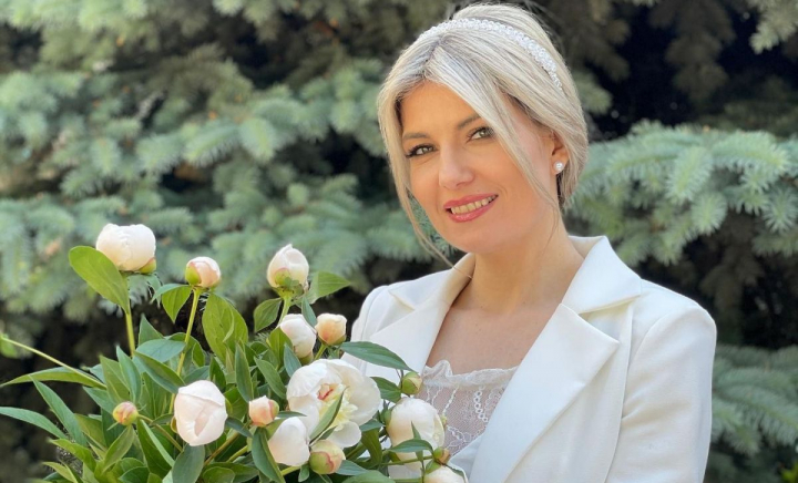 Mariana Mihăilă a îmbrăcat din nou rochia de mireasă! Interpreta și soțul ei au sărbătorit 10 ani de căsnicie - FOTO/VIDEO Mariana Mihăilă a îmbrăcat din nou rochia de mireasă! Interpreta și soțul ei au sărbătorit 10 ani de căsnicie - FOTO/VIDEO