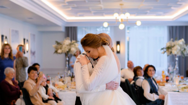 Motivul pentru care părinții mirelui nu i-au oferit acestuia și miresei niciun cadou la nuntă. Explicația socrului mare i-a uimit pe tinerii căsătoriți și a stârnit o dezbatere online Motivul pentru care părinții mirelui nu i-au oferit acestuia și miresei niciun cadou la nuntă. Explicația socrului mare i-a uimit pe tinerii căsătoriți și a stârnit o dezbatere online