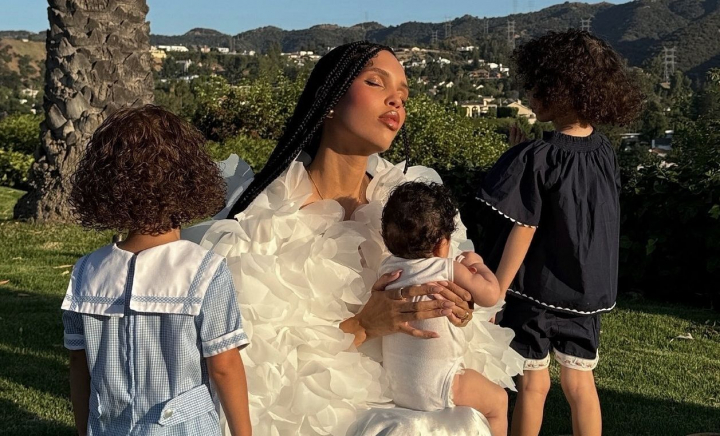 Patru copii la 24 de ani, un soț faimos și mulți hateri care o critică pentru valorile patriarhale. O influenceriță stârnește dezbateri aprinse în mediul online din cauza stilului său de viață Patru copii la 24 de ani, un soț faimos și mulți hateri care o critică pentru valorile patriarhale. O influenceriță stârnește dezbateri aprinse în mediul online din cauza stilului său de viață