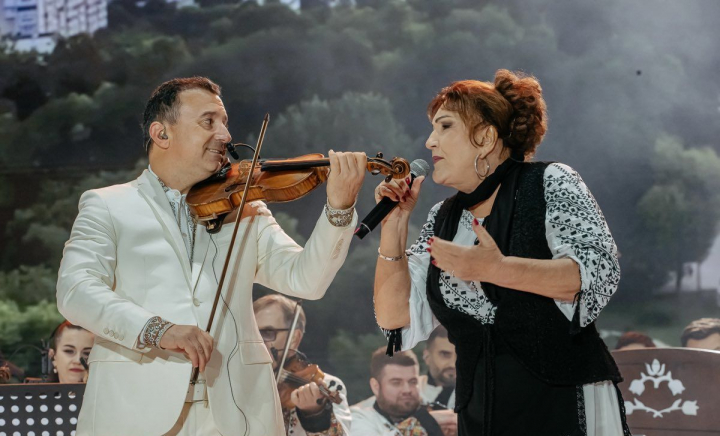 Chișinăul a îmbrăcat straie de sărbătoare! Igor Cuciuc, Zinaida Julea și artiști de peste Prut au făcut show în Piața Marii Adunări Naționale - VIDEO Chișinăul a îmbrăcat straie de sărbătoare! Igor Cuciuc, Zinaida Julea și artiști de peste Prut au făcut show în Piața Marii Adunări Naționale - VIDEO