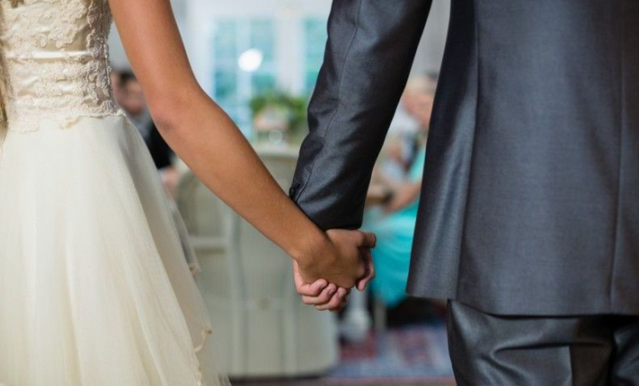 Un bărbat se căsătorește la câteva luni de când soția sa a murit. Fiul lui, revoltat: „Oare greșesc? Au fost căsătoriți 38 de ani” Un bărbat se căsătorește la câteva luni de când soția sa a murit. Fiul lui, revoltat: „Oare greșesc? Au fost căsătoriți 38 de ani”