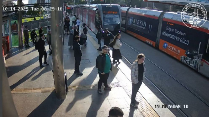 Momentul în care o femeie este salvată din fața tramvaiului, în ultima clipă. Tânăra era distrasă de muzica din căști - VIDEO Momentul în care o femeie este salvată din fața tramvaiului, în ultima clipă. Tânăra era distrasă de muzica din căști - VIDEO
