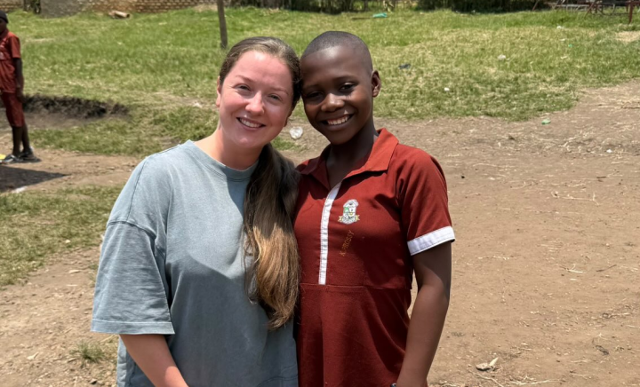 Romi, fetița de 13 ani din Uganda care a cucerit Internetul, a învățat româna doar ascultând-o! Cristina Nicolai, travel blogger: „Este un exemplu demn de urmat pentru toți cei care sunt în Republica Moldova și nu vor să vorbească limba română” - VIDEO Romi, fetița de 13 ani din Uganda care a cucerit Internetul, a învățat româna doar ascultând-o! Cristina Nicolai, travel blogger: „Este un exemplu demn de urmat pentru toți cei care sunt în Republica Moldova și nu vor să vorbească limba română” - VIDEO