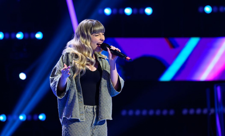 Chiar dacă nu a întors niciun scaun, Ilona Necula a cucerit inimile publicului de la Vocea României cu interpretarea sa. Horia Brenciu: „Rugămintea noastră este să vii și anul viitor!” - VIDEO
Chiar dacă nu a întors niciun scaun, Ilona Necula a cucerit inimile publicului de la Vocea României cu interpretarea sa. Horia Brenciu: „Rugămintea noastră este să vii și anul viitor!” - VIDEO