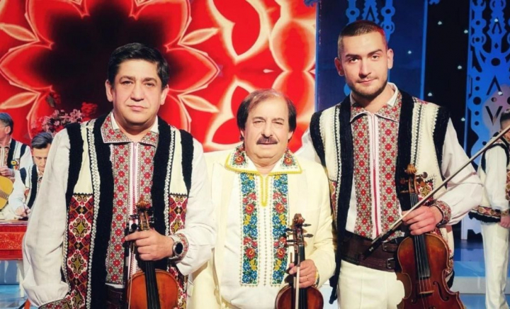 Cristi Botgros, revenire emoționantă pe scenă! După o lună în spital, a cântat din nou alături de tatăl și bunicul său: „Cu atâta căldură am fost primit” - VIDEO Cristi Botgros, revenire emoționantă pe scenă! După o lună în spital, a cântat din nou alături de tatăl și bunicul său: „Cu atâta căldură am fost primit” - VIDEO