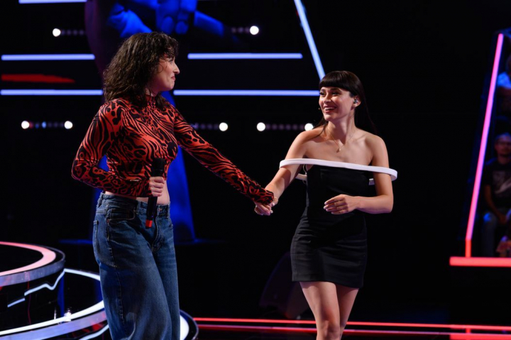 Cine este Carla Florian, IT-ista care i-a cucerit pe Smiley și Irina Rimes cu vocea ei dumnezeiască, la Vocea României: „Asta nu este o piesă ușor de cântat” - VIDEO
Cine este Carla Florian, IT-ista care i-a cucerit pe Smiley și Irina Rimes cu vocea ei dumnezeiască, la Vocea României: „Asta nu este o piesă ușor de cântat” - VIDEO