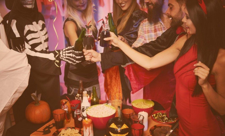 O petrecere de Halloween s-a încheiat tragic! Mai mulţi participanţi au ajuns la spital, după ce au leșinat brusc